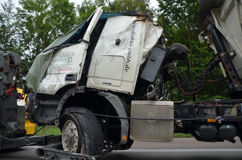 LKW umgestuerzt A 1 Rich Saarbruecken P269.JPG